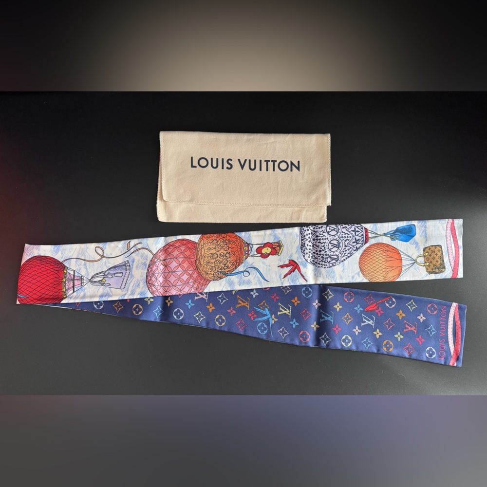 Brand NEW Louis Vuitton Silk Monogram Bandeau Vivienne Scarf, M77681